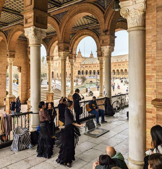 A free flamenco dance performance in the middle of Plaza de Espana